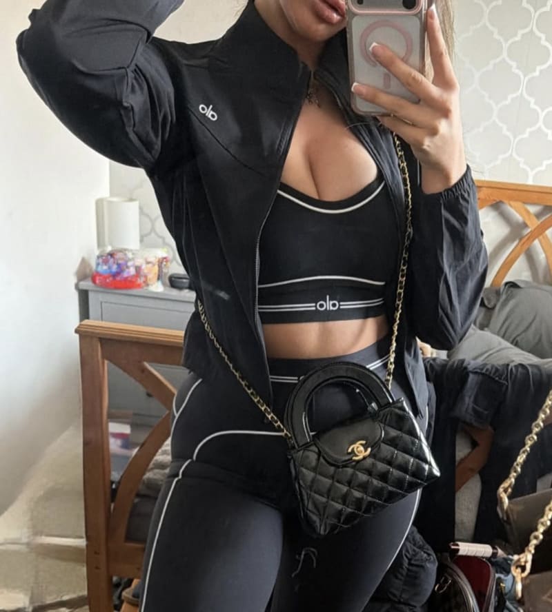 Sexy model in zwarte outfit