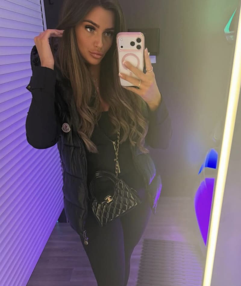 Babe in strakke outfit