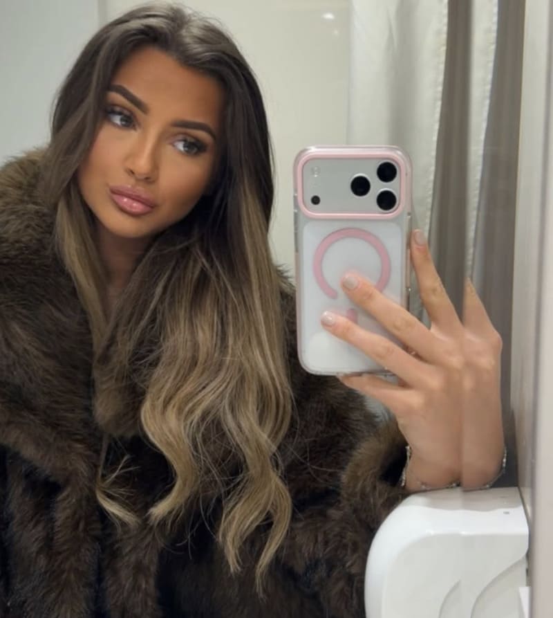 Sexy model maakt selfie