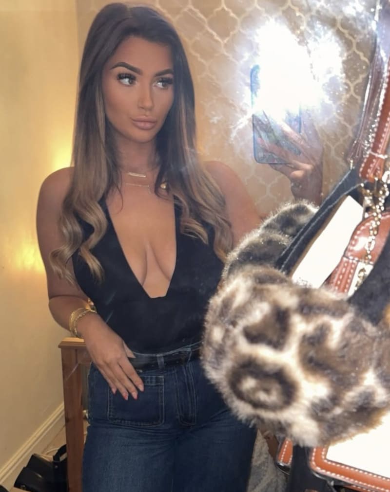 Amy in sexy zwart topje