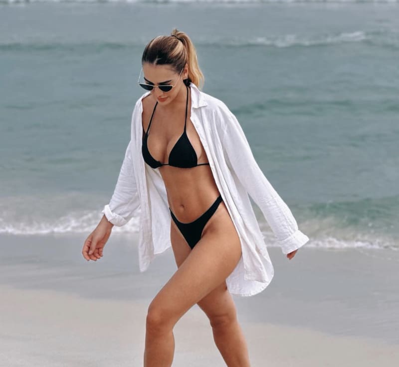Maiara in sexy bikini