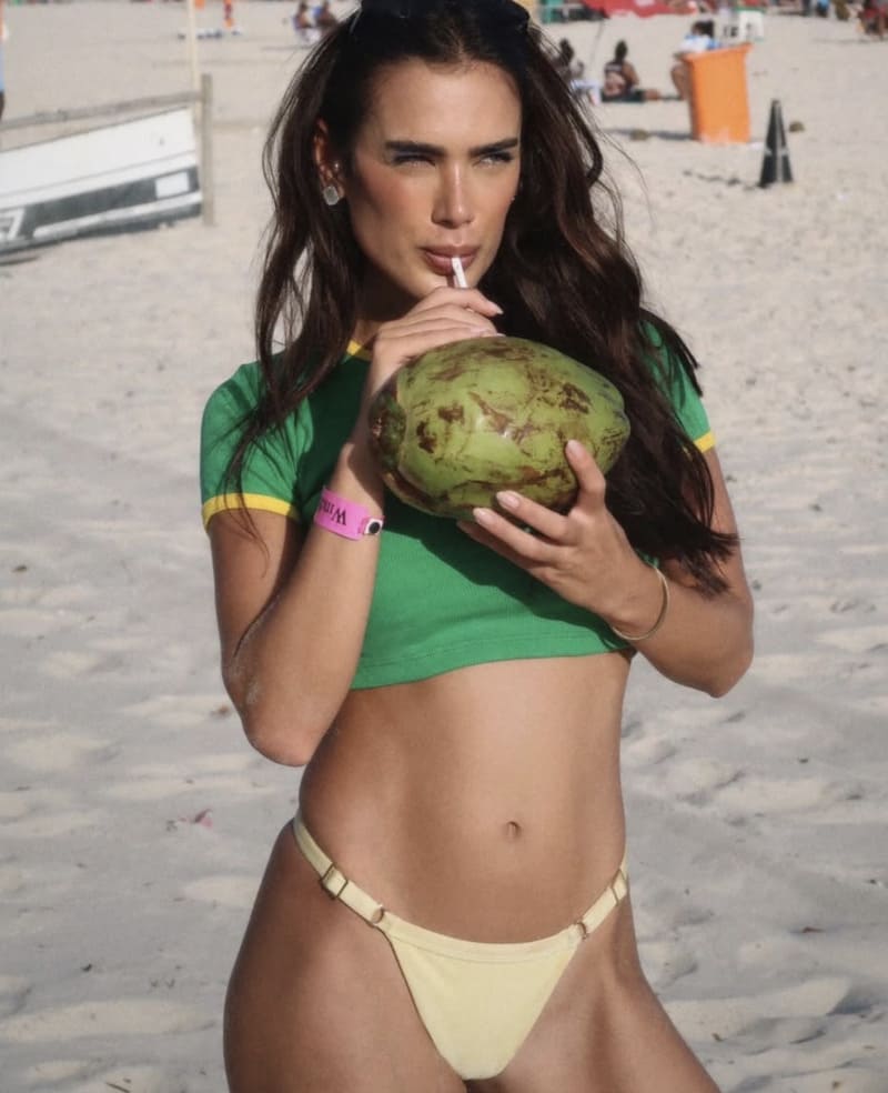 Babe in groen topje op strand