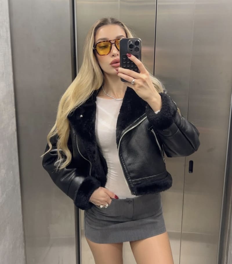 Özge in coole outfit in lift