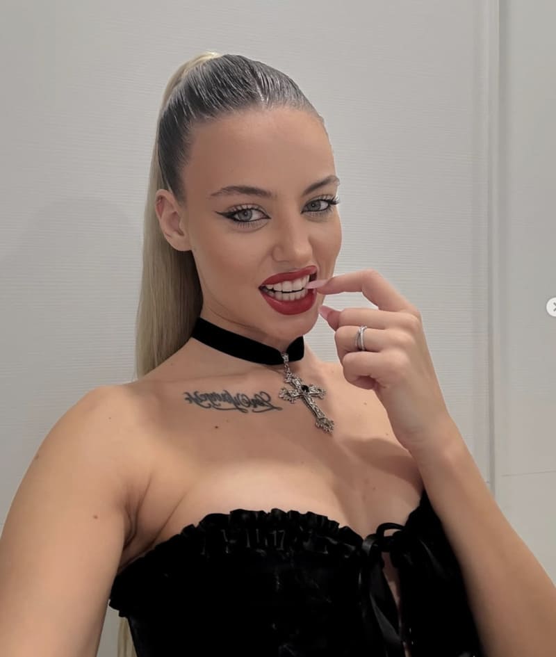 Rosaria in sexy outfit