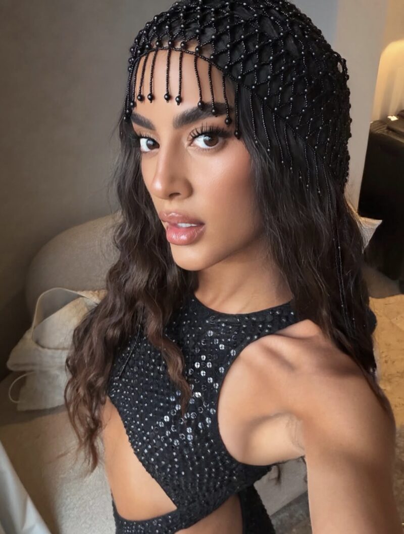 Luana in sexy outfit