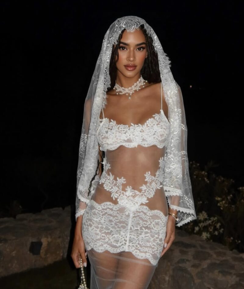 Luana in sexy witte lingerie