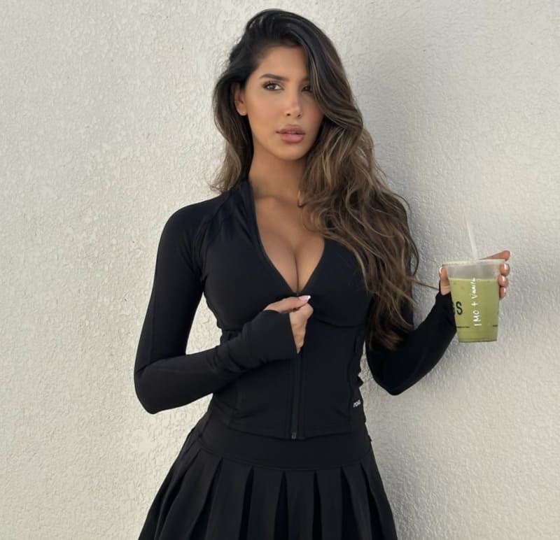 Sexy model in strakke zwarte jurk