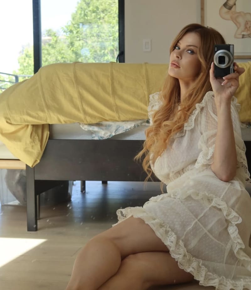 Elly in witte jurk