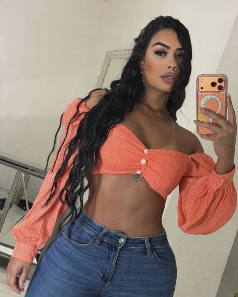 Babe met dikke tieten in oranje topje