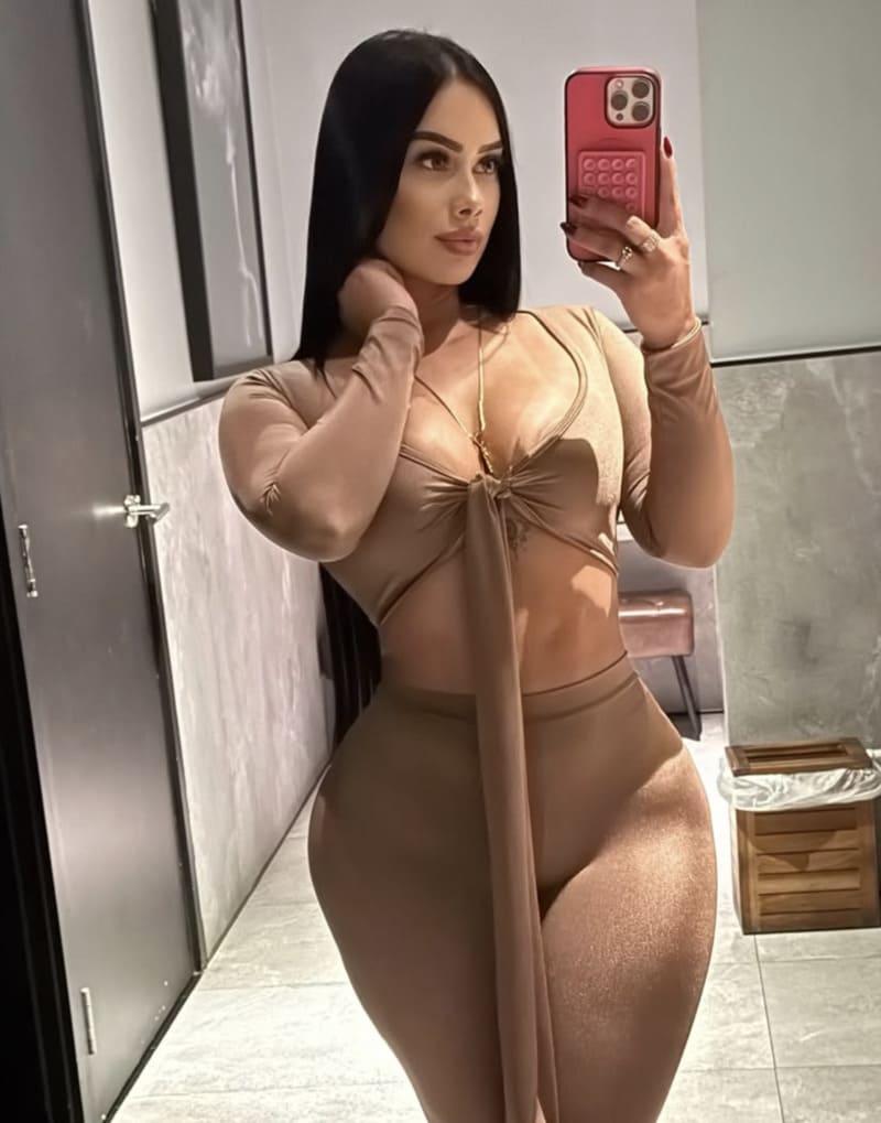 Sexy model in bruin topj e