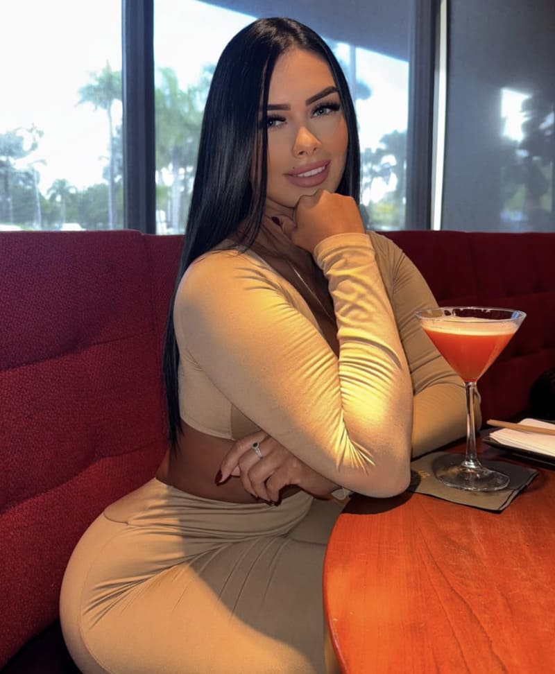 Sexy model in strakke jurk
