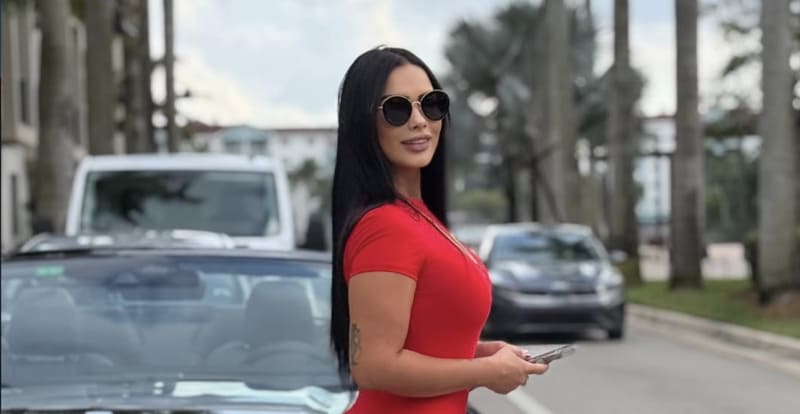 Sara in rode outfit