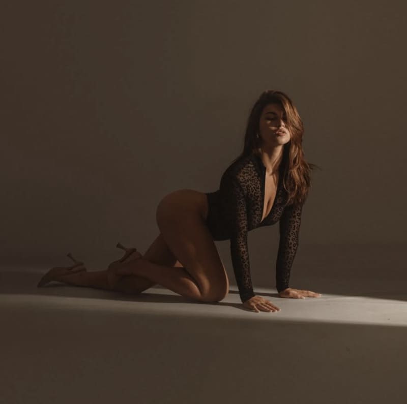 Sexy brunette in hete pose
