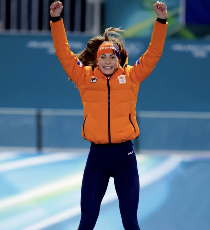 Sexy Nederlandse chick in oranje jas
