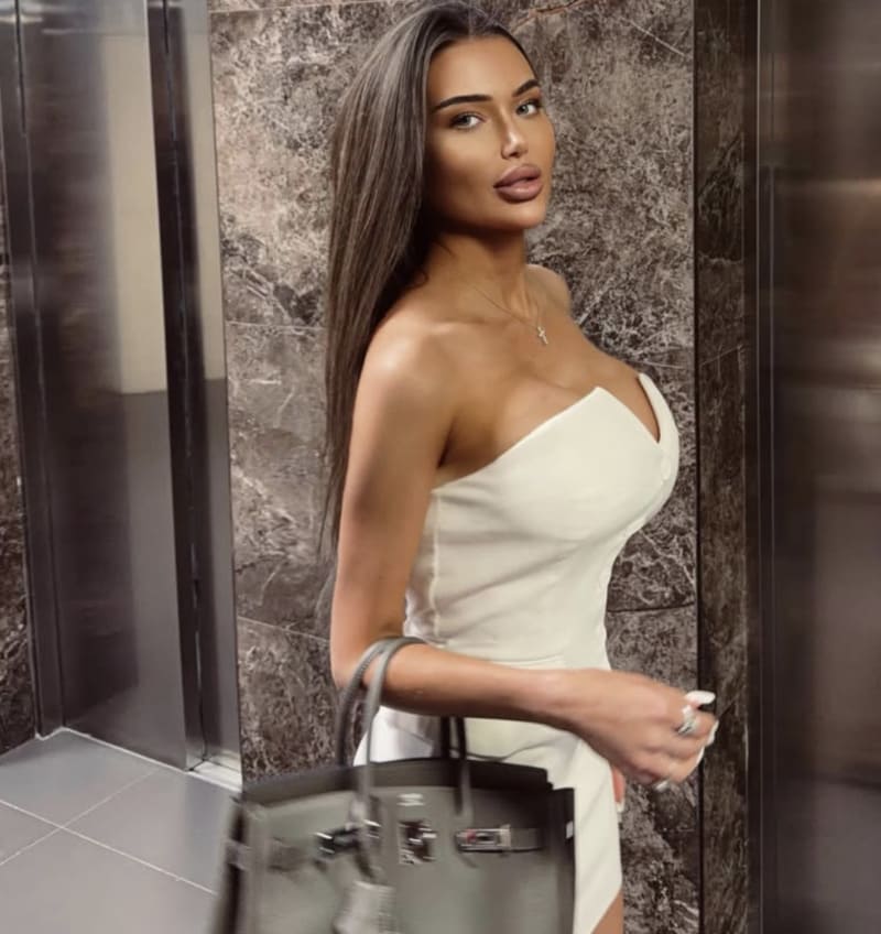 Patricia in sexy witte jurk