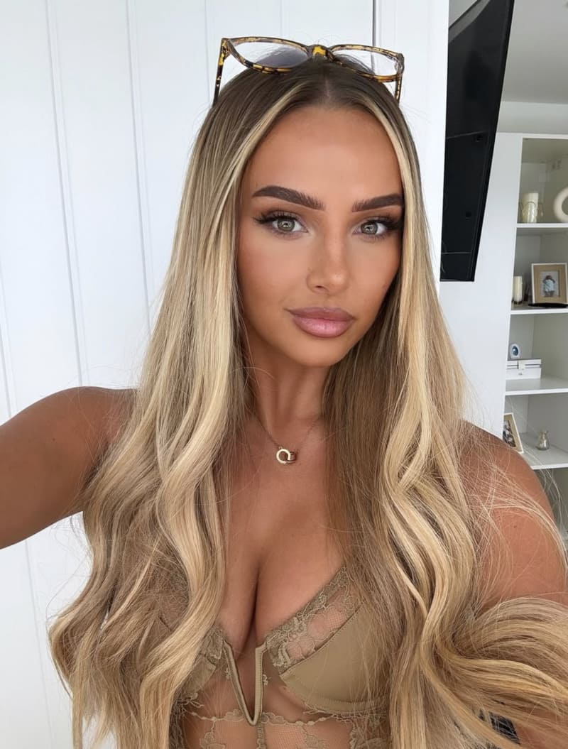 Sian in sexy bruin topje