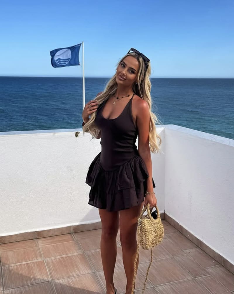Sian in sexy zwart outfitje
