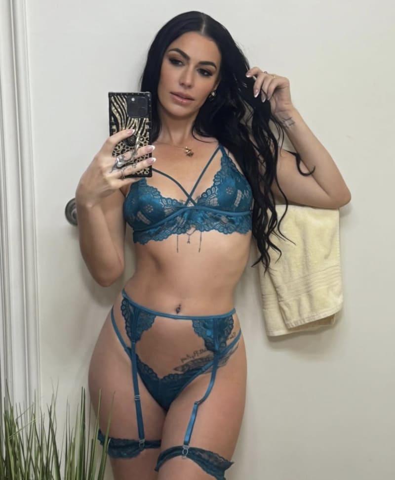 Babe in sexy blauwe lingerie e