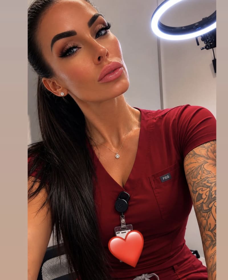 Jessica in sexy rode outfit