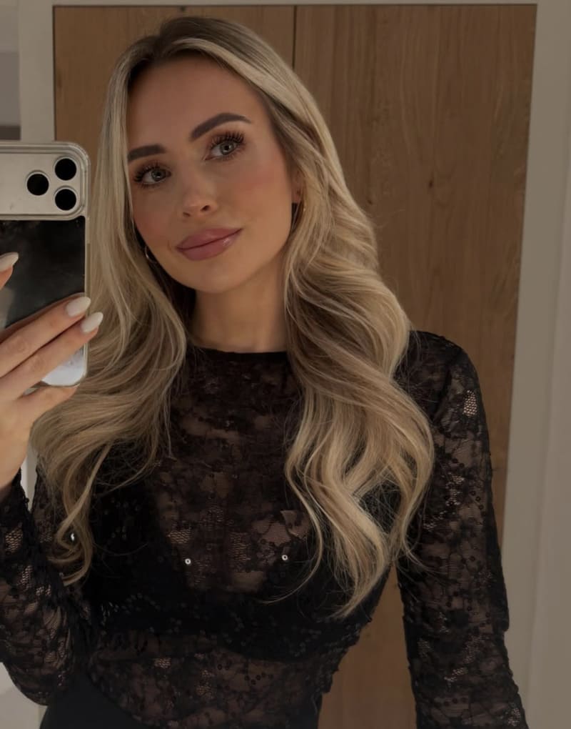 Babe in zwarte jurk