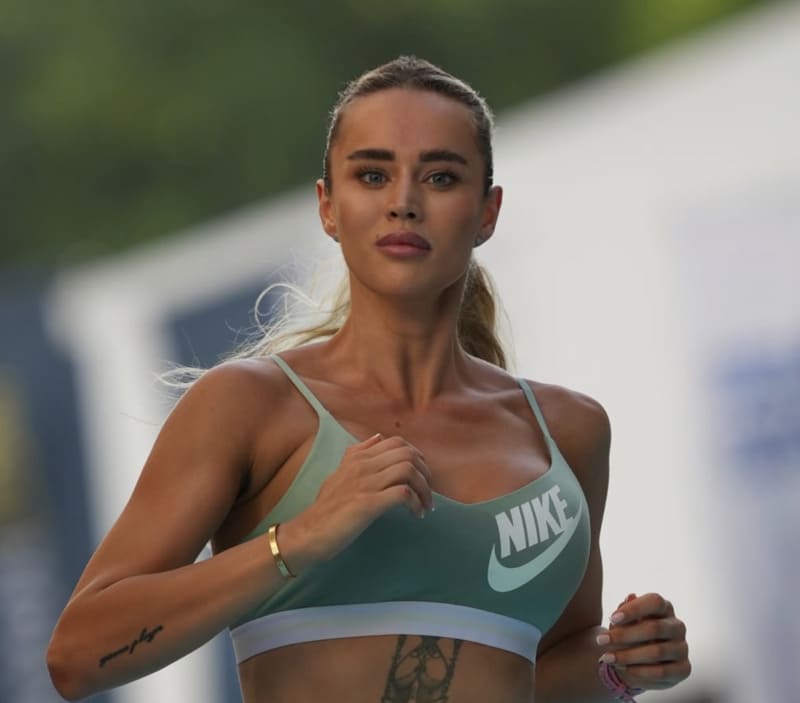 Emma in sexy sport topje