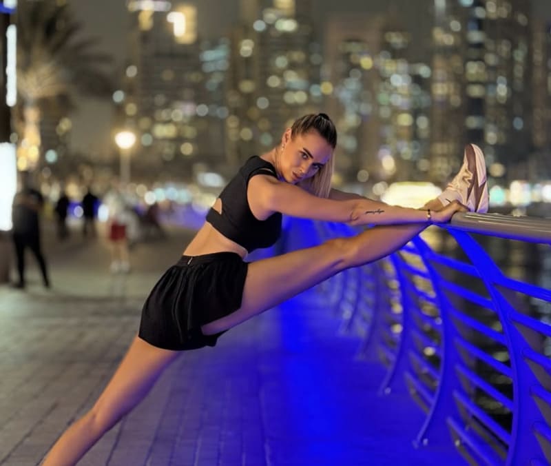 Lekker ding in sport outfit stretcht