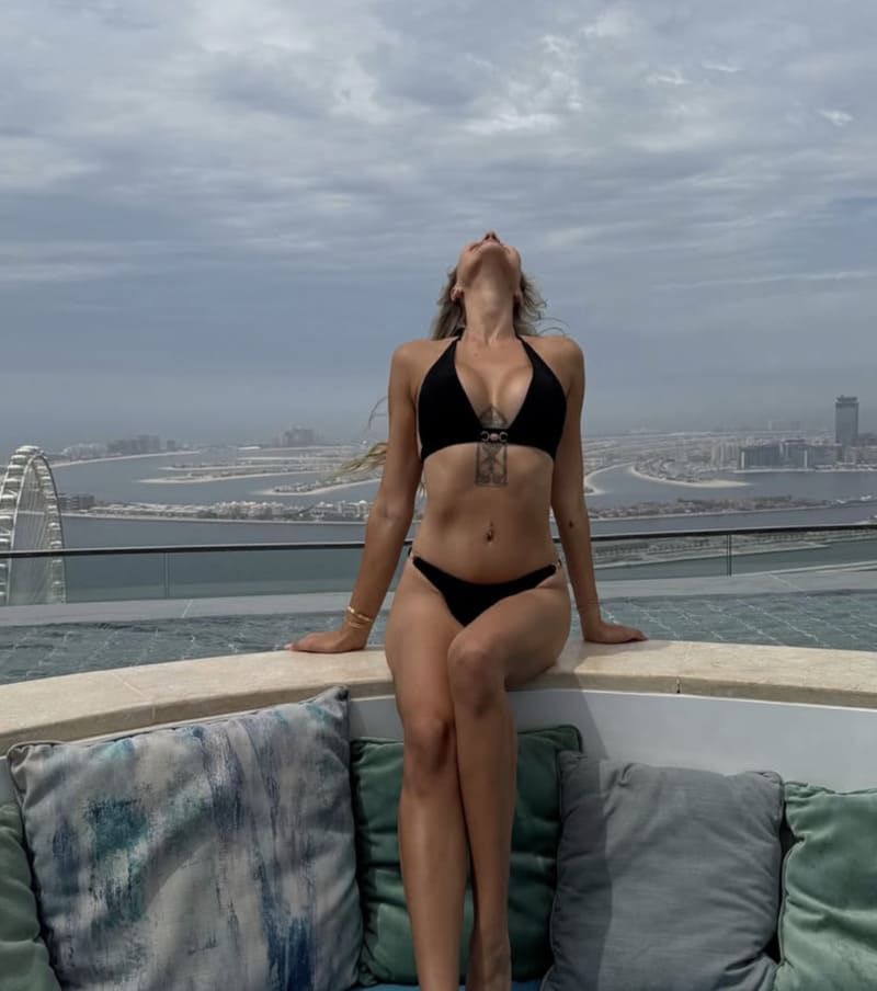 Babe in zwarte bikini