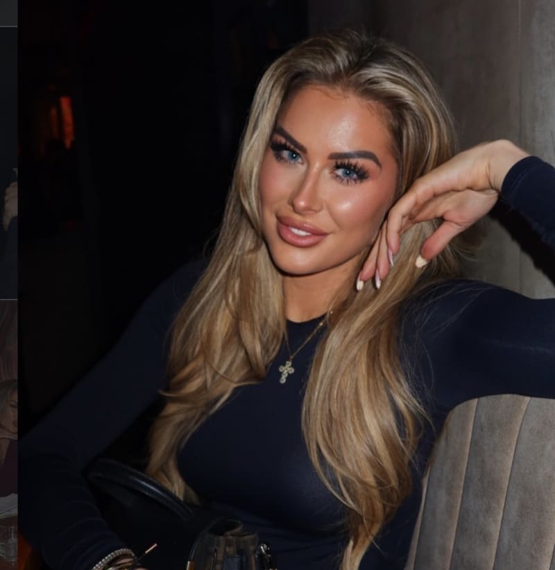Sexy blonde in strakke outfit