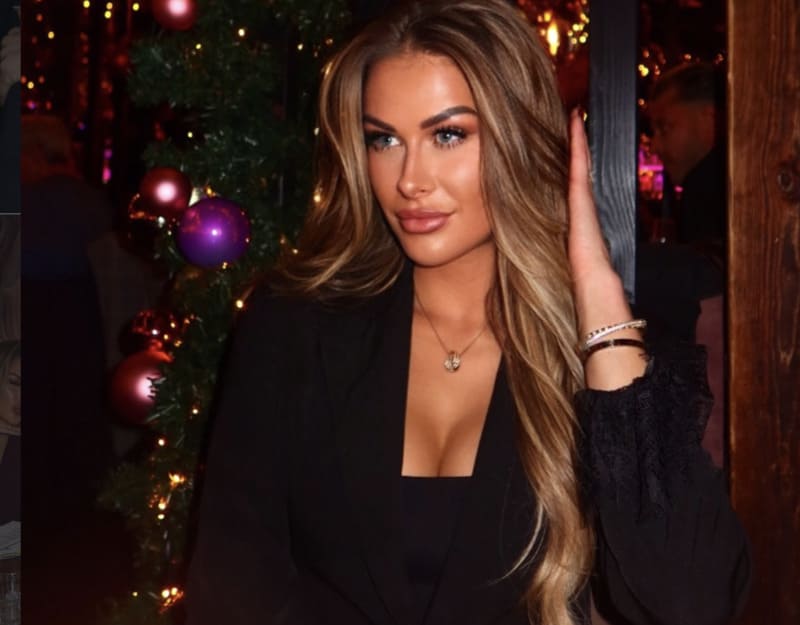 Sexy Nederlandse blondine met lange haren en ronde tiete