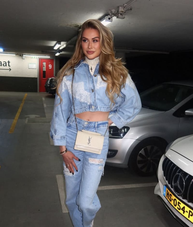 Michelle in sexy outfit naast auto