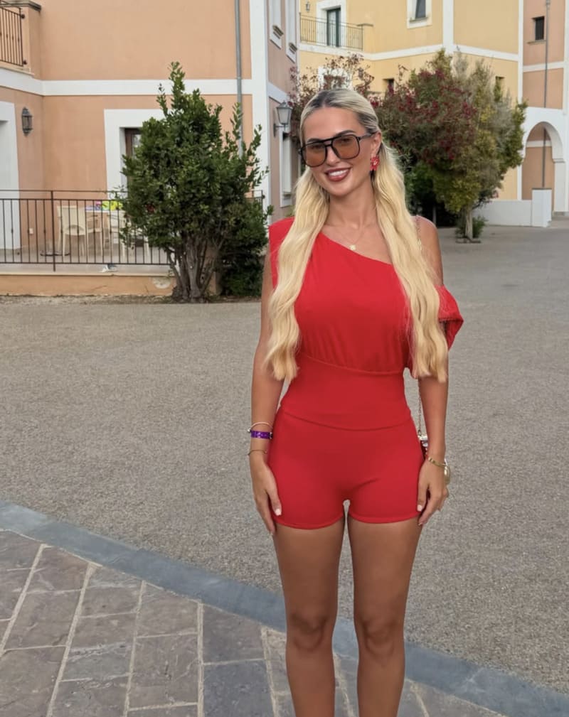 Han in sexy rode outfit
