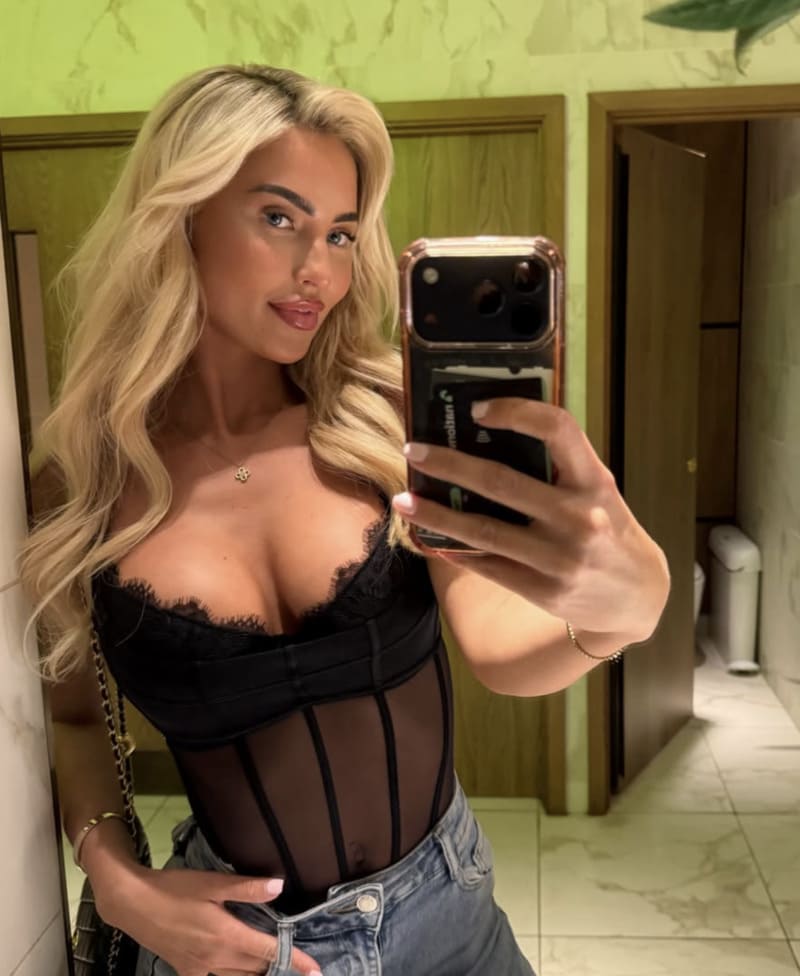 Han in sexy zwart topje
