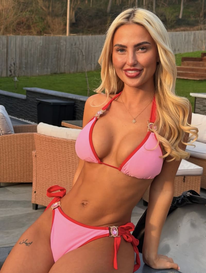 Hete blondine in roze bikini