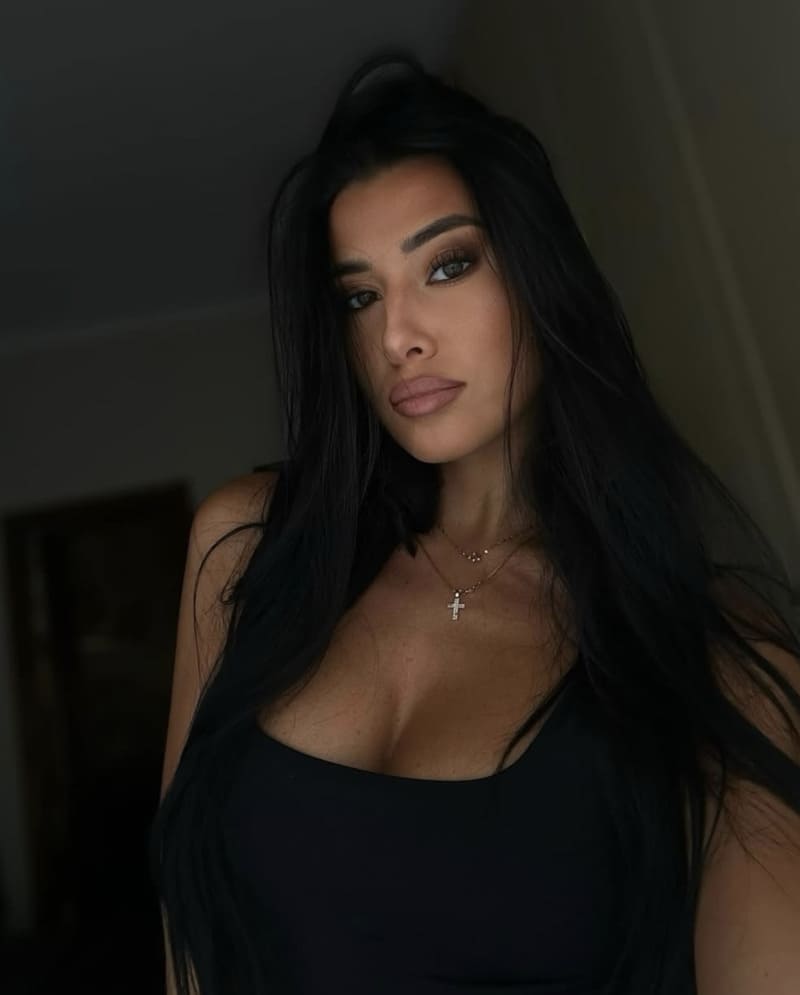Cecillia met dikke tieten in sexy outfit