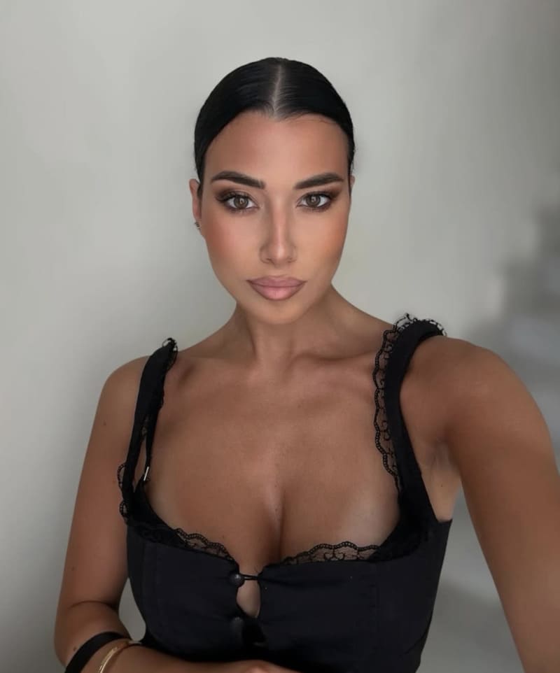 Cecillia in sexy lingerie topje