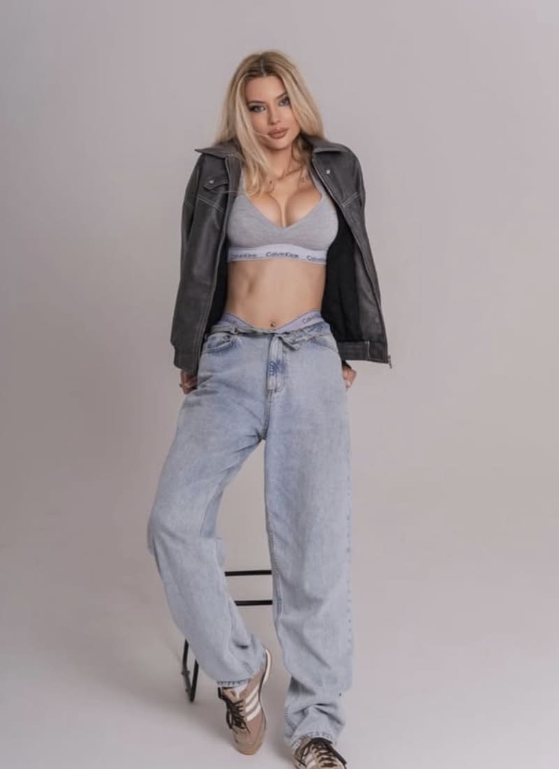 Oliwia in sexy jeans