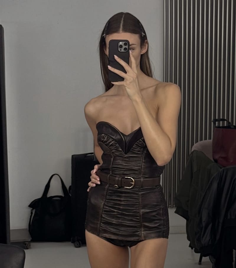 Sexy model in kort jurkje