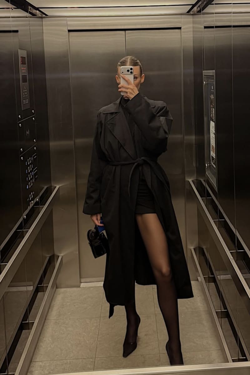 Lorena in lift met lange jas