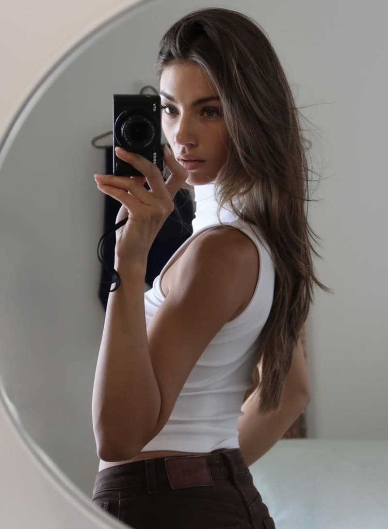 Sexy model met wit strak topje