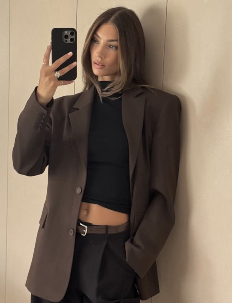 Lorena in strakke outfit
