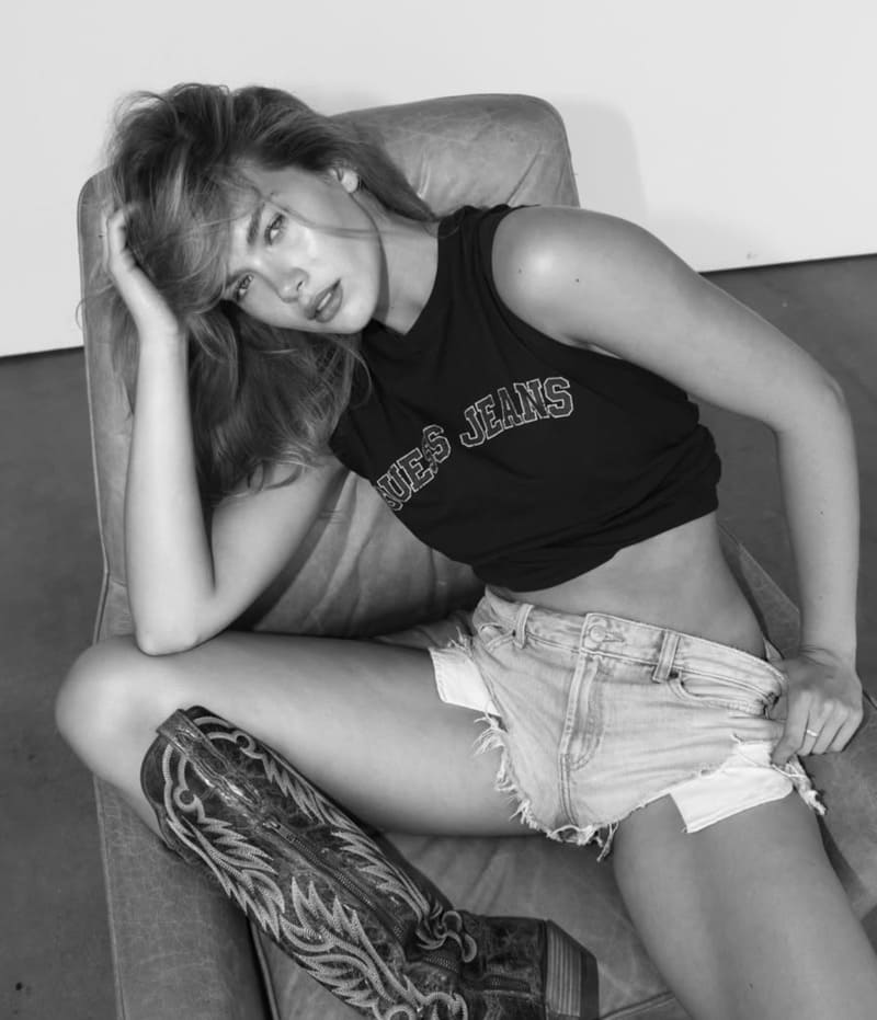 Abigael in sexy jeans 