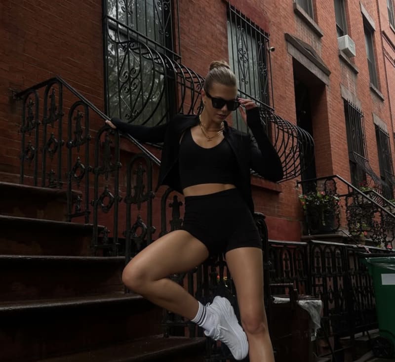 Babe in strakke outfit