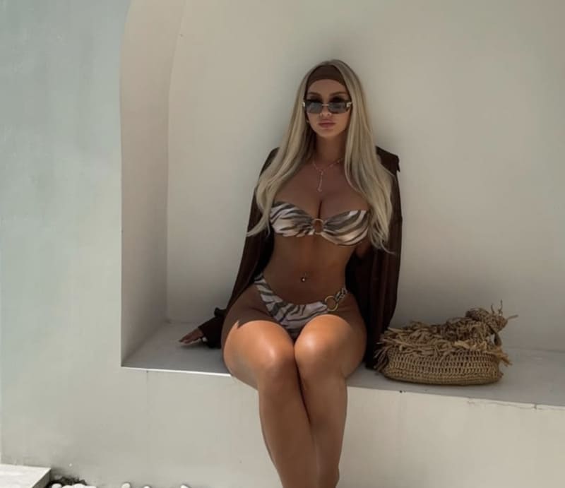 Lekker ding in gele outfit