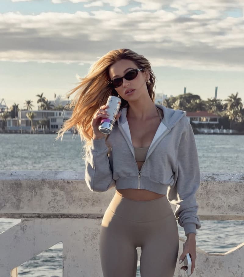 Babe in grijs topje