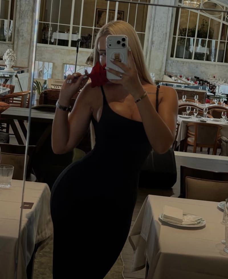 Babe met dikke tieten in sexy outfit