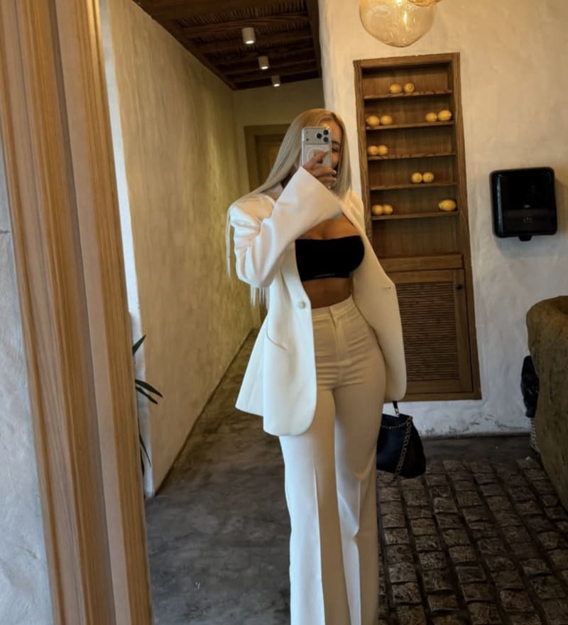 Babe in strak zwart topje en mooie witte broek