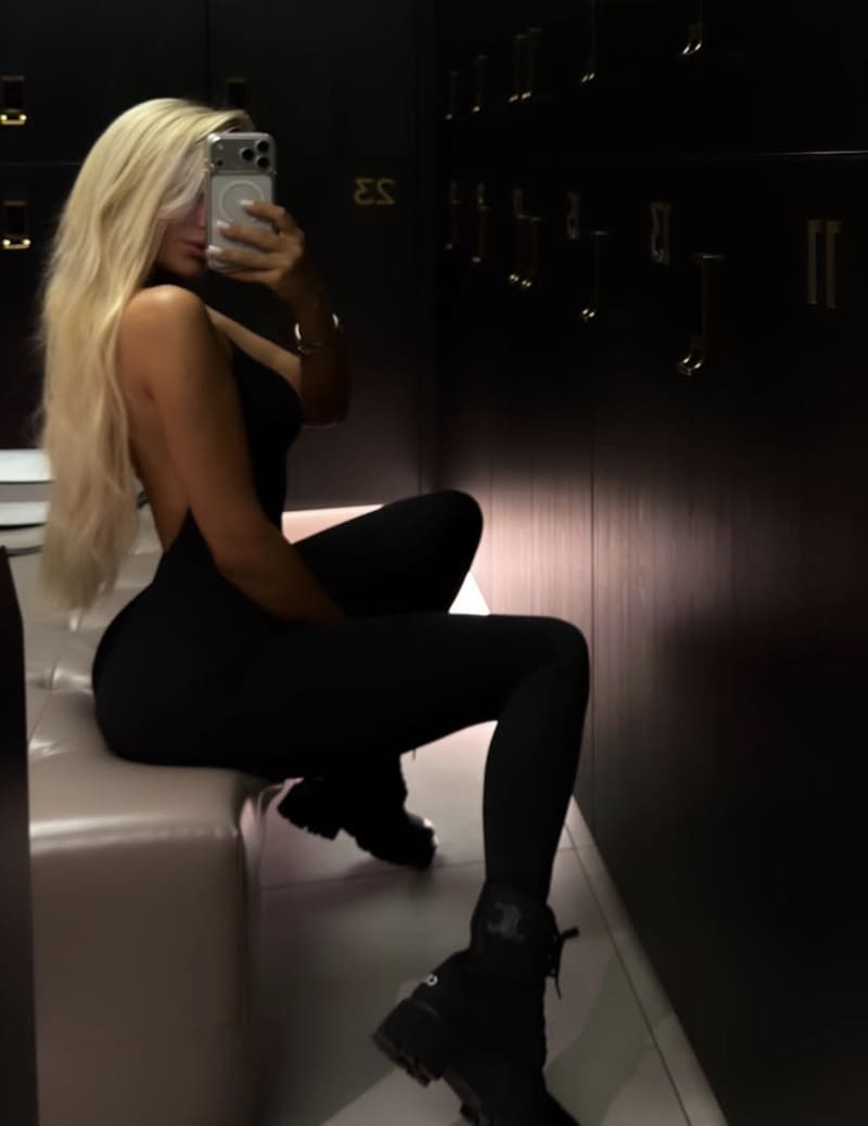 Natali in sexy zwarte outfit
