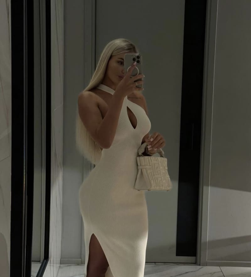 Natali in witte jurk