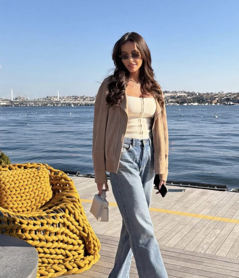 Angela in strakke jeans