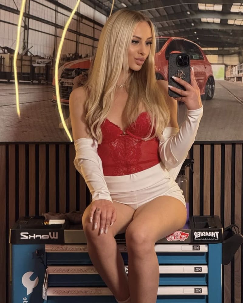 Julia in sexy rode lingerie outfit